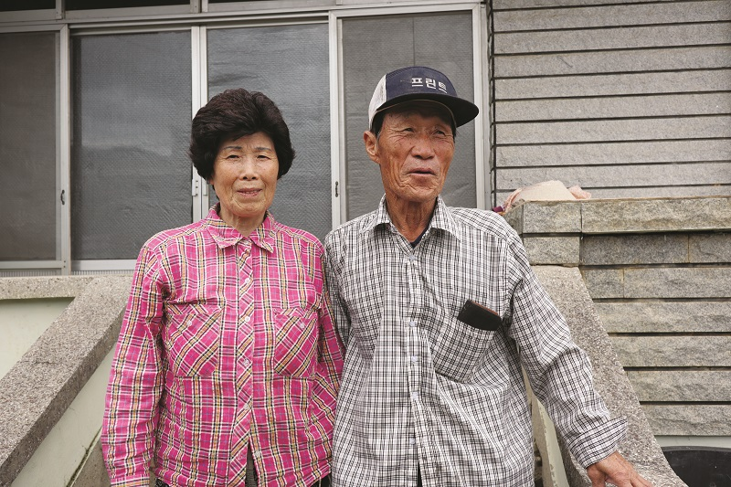 김웅씨와 그의 아내사진