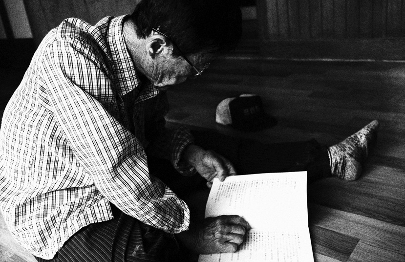 책을 보는 김웅씨