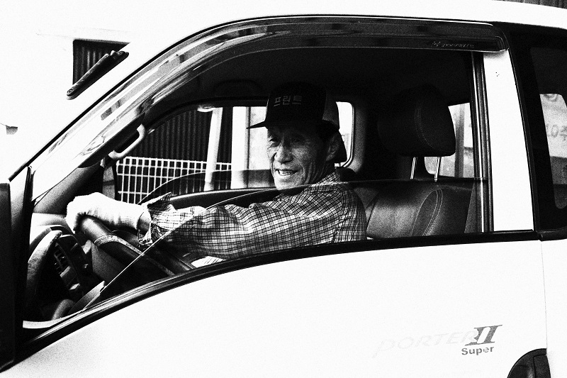 운전하는 김웅씨